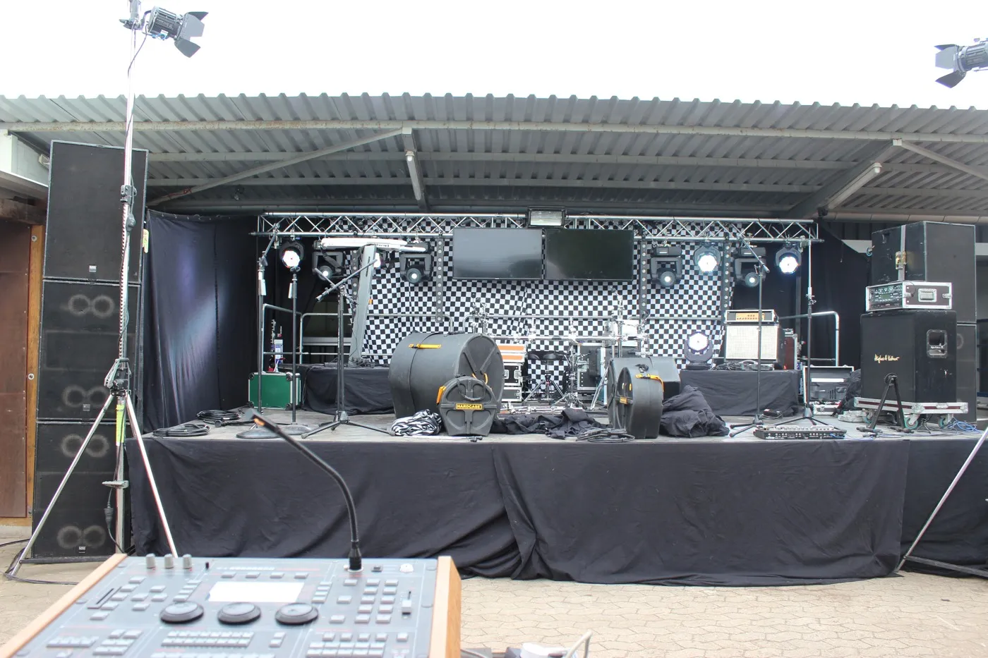 Bühne der Liveband bei der Einweihungsfeier 2014