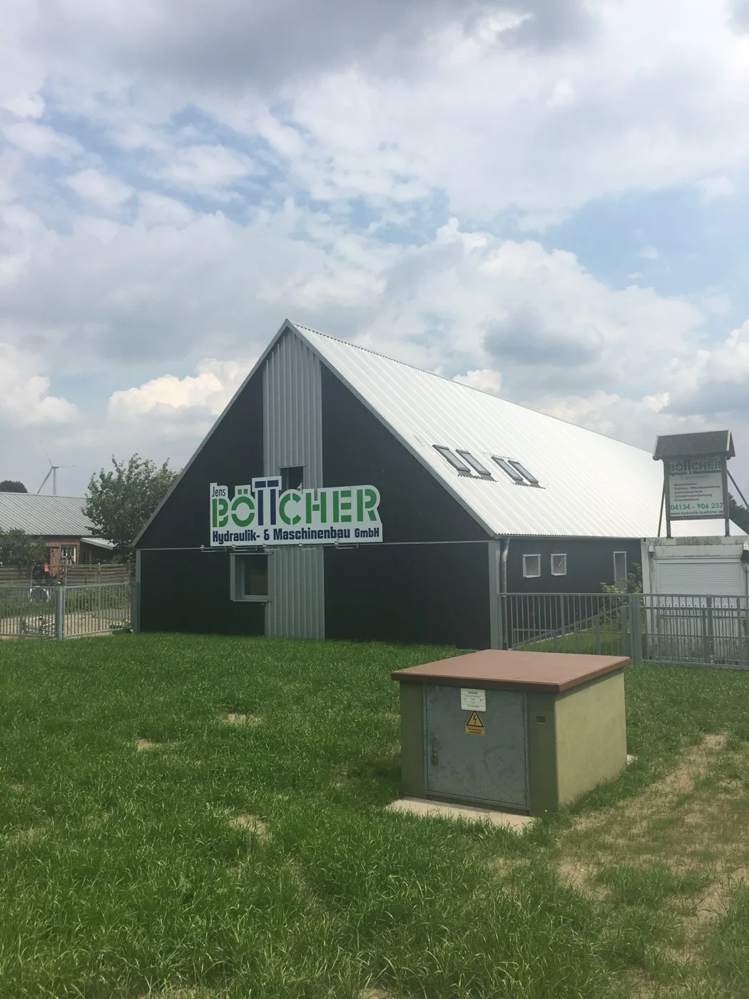 Die sanierte Halle in Melbeck von der Seite