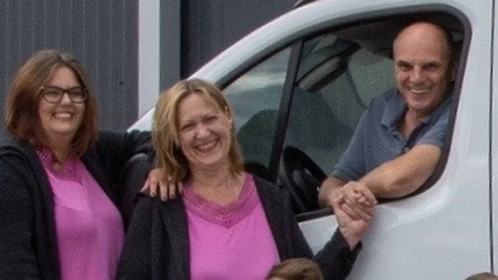Judith Prieß und Friederike Böttcher neben dem Servicefahrzeug, Jens Böttcher am Steuer